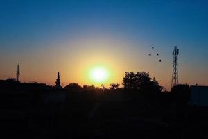 hermoso amanecer o atardecer iluminando las nubes suavemente foto