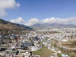 vista aérea de un pithoragarh. toma de drone de una ciudad situada entre las montañas. foto