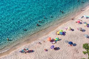 vistas a la playa principal de tropea, calabria, italia foto