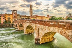 antiguo puente romano llamado ponte di pietra en verona, italia foto