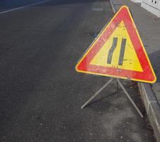 señal de carretera estrecha con espacio de copia foto