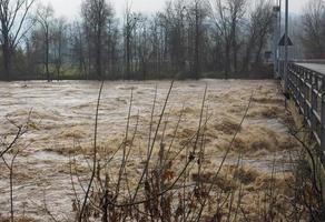 inundación del río po en turín foto