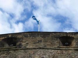 bandera escocesa en el castillo de edimburgo foto