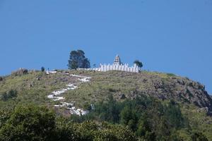 templo en la ladera foto