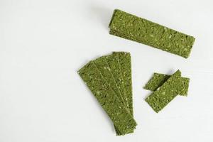 patatas fritas crujientes con algas y espirulina sobre un fondo blanco foto