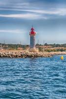 faro icónico en el puerto de saint-tropez, cote d'azur, francia foto