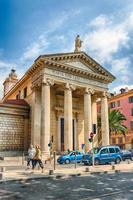 fachada de la iglesia de notre-dame du port, niza, costa azul, francia foto