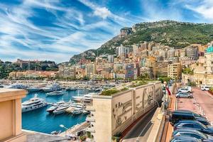 vista sobre yates de lujo y apartamentos en monte carlo, mónaco foto