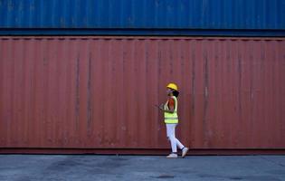 empresaria ingeniero compañía oficina puesta en marcha vestir blanco seguridad caminar cheque trabajo trabajo carrera caja terminal almacén importación exportación logística carga container tecnologías industrias publicidad flexible cadena foto