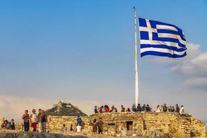 atenas grecia 04. octubre 2018 bandera blanca azul griega con ruinas acrópolis de atenas grecia. foto