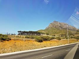 en coche por las montañas, ciudad del cabo. mirar por la ventana del coche. foto