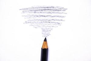 textura de crayón de madera con dibujos en negro cian sobre papel blanco foto