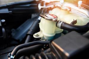 Detalle del motor del coche de refrigerante - cerca de la máquina nueva comprobación y limpieza del motor del motor para entregar a los clientes en el servicio de coche foto