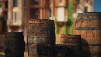oude houten wijnvaten in een havenstad aan zee video