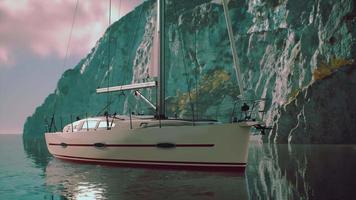 Yacht im Meer mit grüner Felseninsel video