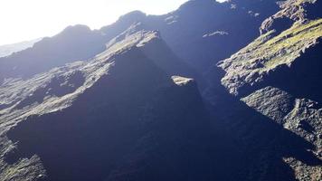 Flygfoto klippiga bergen landskap panorama video