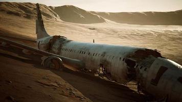 verlassenes zerschmettertes Flugzeug in der Wüste