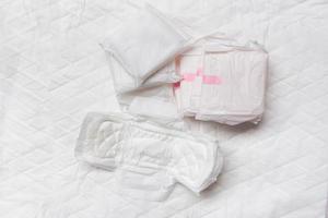 compresa higiénica o toalla sanitaria femenina - medios de higiene femenina producto menstrual láminas absorbentes foto