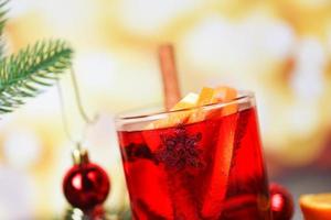 vino caliente de navidad deliciosas fiestas como fiestas con naranja canela anís estrellado especias para bebidas navideñas tradicionales vacaciones de invierno copas de vino rojo caliente caseras foto