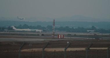 aereo in arrivo per un atterraggio all'aeroporto al tramonto, rallentatore, 4k video