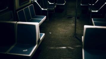 à l'intérieur de la voiture vide du métro de new york video