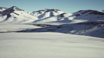cráter volcánico cubierto de nieve en islandia video