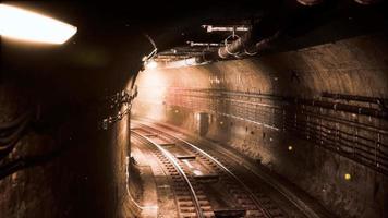 oscuro viejo túnel de metro abandonado
