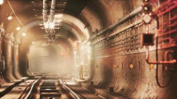 oscuro viejo túnel de metro abandonado
