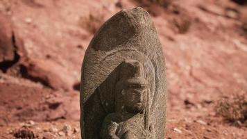 statua antica sulle rocce del deserto video