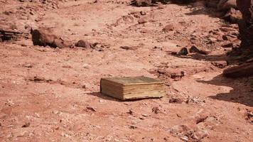 libro antiguo en el desierto de roca roja video