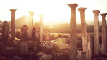 alte griechische Tempelruinen bei Sonnenuntergang