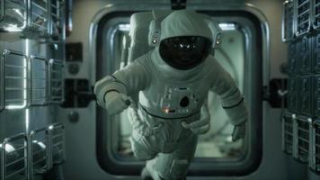 astronaut inne i den orbitala rymdstationen video