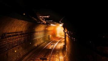 vecchio tunnel abbandonato della metropolitana della metropolitana scuro video