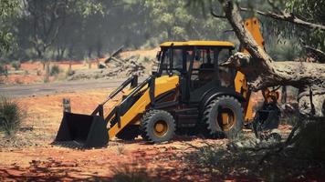 grävmaskin traktor i bush skog video