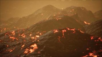 lavavelden en heuvels bij actieve vulkaan video