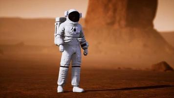 astronaute sur la surface de mars. planète rouge couverte de gaz et de roche video