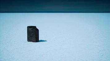 Bote de combustible de metal antiguo en Salt Flats en Utah video