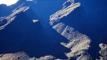 luchtfoto rotsachtige bergen landschap panorama video