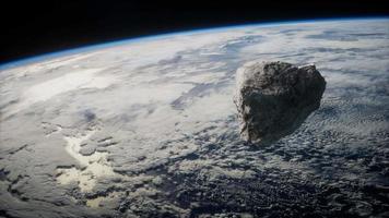 dangereux astéroïde s'approchant de la planète terre