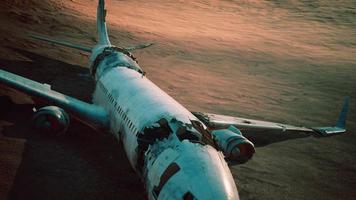 verlassenes zerschmettertes Flugzeug in der Wüste video
