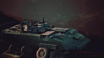 viejo vehículo militar en las montañas de Afganistán video