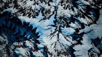 vista aerea del paesaggio della catena montuosa della neve video