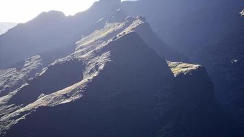 panorama del paesaggio delle montagne rocciose aeree video