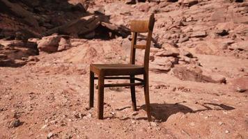 vieille chaise en bois sur les rochers du grand canyon video