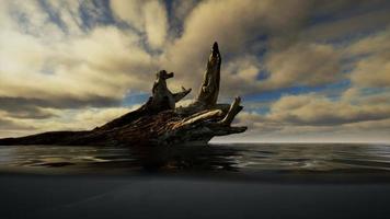 marinha do oceano com céu e ondas do mar divididas pela linha d'água para a parte subaquática video