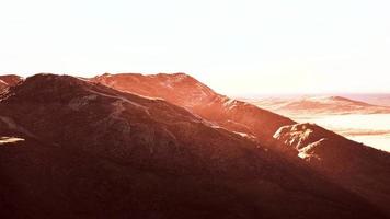 paisaje de montaña de invierno al atardecer video