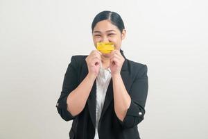 mujer asiática, tenencia, tarjeta de crédito, con, fondo blanco foto