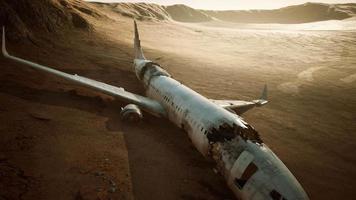 avion écrasé abandonné dans le désert video