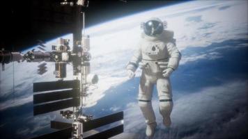 internationell rymdstation och astronaut i yttre rymden över planeten jorden video