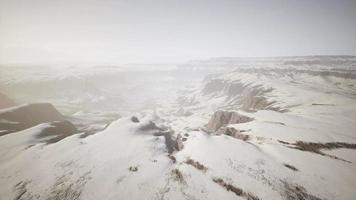 roca de montaña cubierta de nieve de invierno video